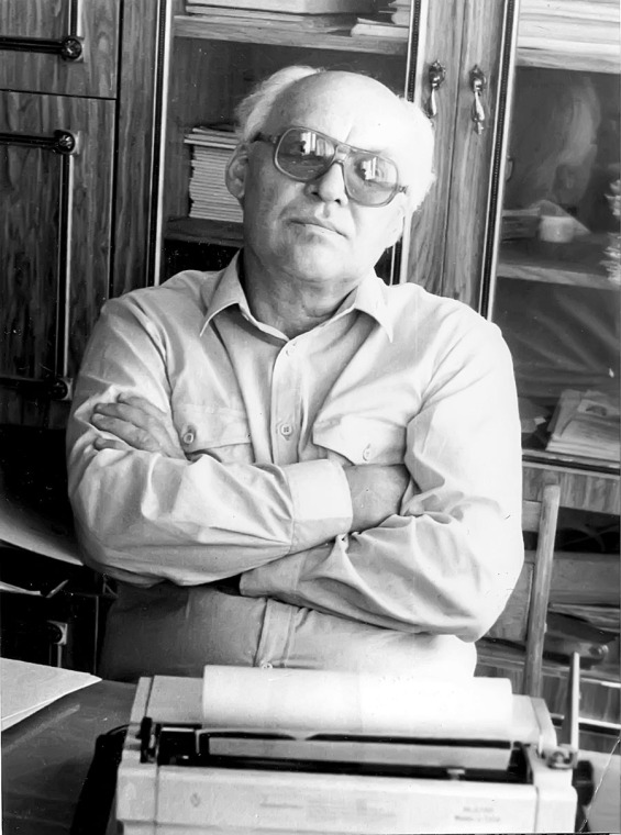 Журналист, писатель, драматург