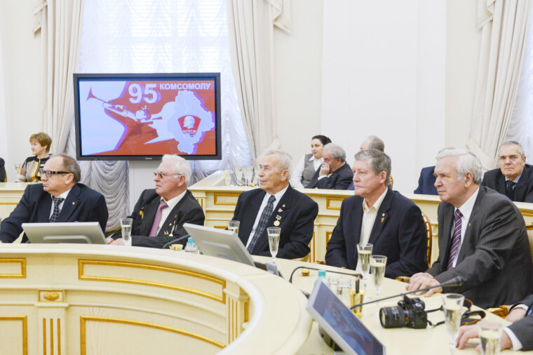 Комсомольцы в ритме эпохи