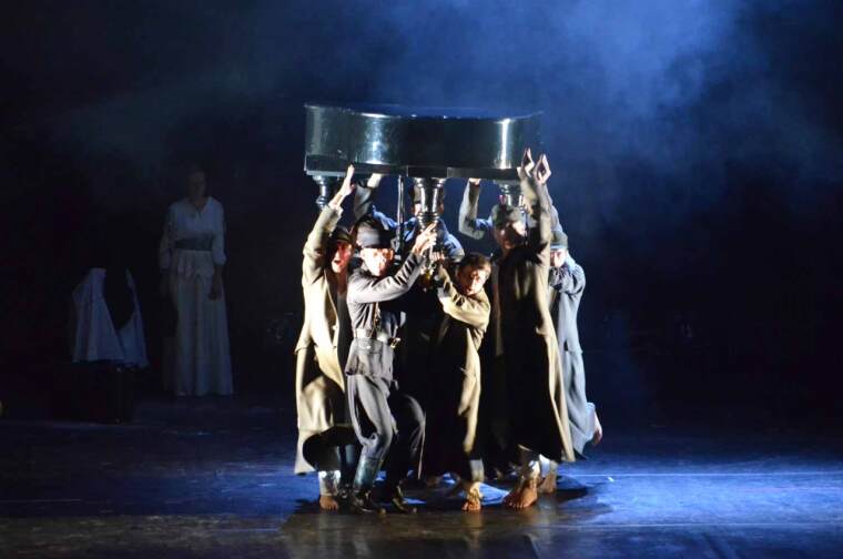 По ком звонит… люстра?