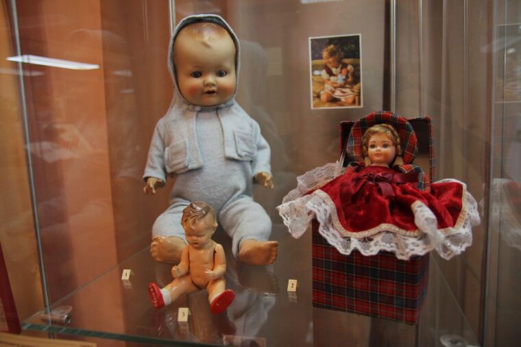 Трехлицая кукла, корова на роликах и олимпийский мишка