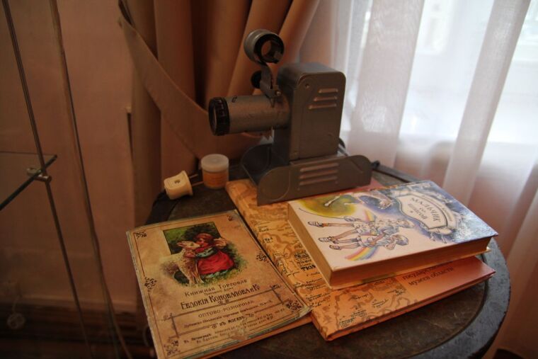 Трехлицая кукла, корова на роликах и олимпийский мишка