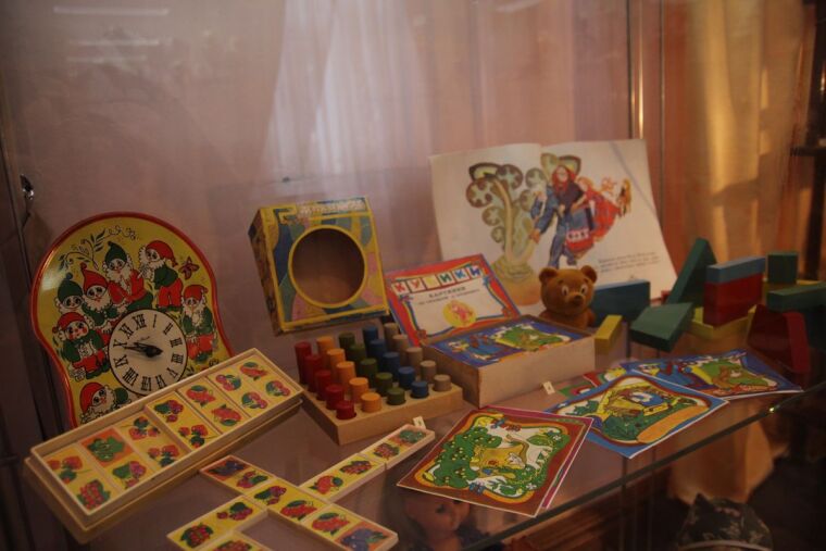 Трехлицая кукла, корова на роликах и олимпийский мишка