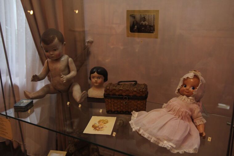 Трехлицая кукла, корова на роликах и олимпийский мишка