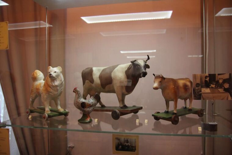 Трехлицая кукла, корова на роликах и олимпийский мишка