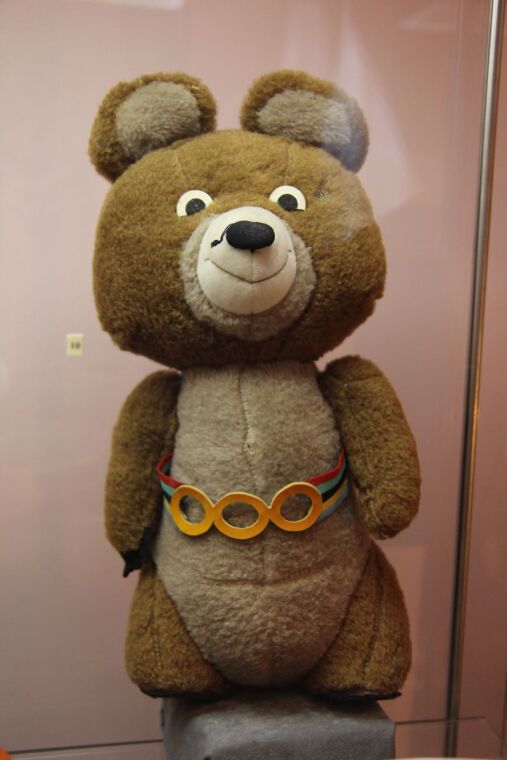 Трехлицая кукла, корова на роликах и олимпийский мишка