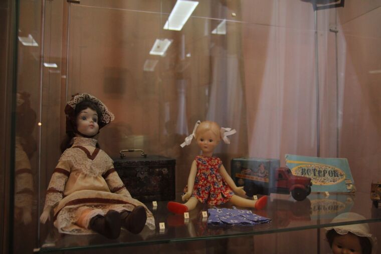 Трехлицая кукла, корова на роликах и олимпийский мишка