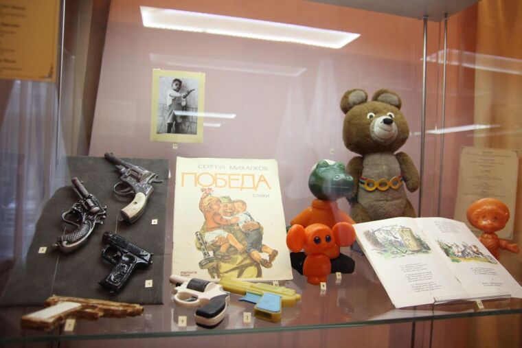 Трехлицая кукла, корова на роликах и олимпийский мишка