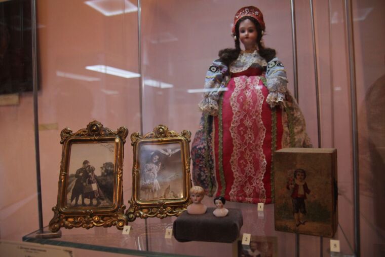 Трехлицая кукла, корова на роликах и олимпийский мишка