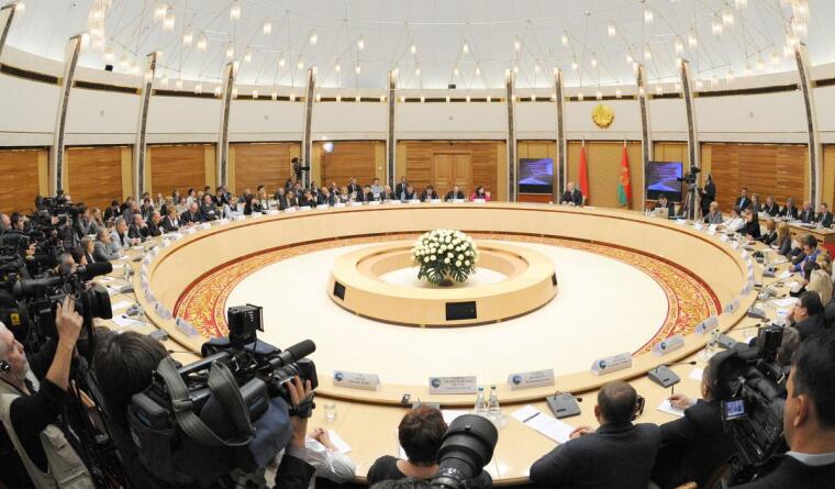 По дорогам братской Беларуси À.Ëóêàøåíêî ïðîâîäèò ïðåññ-êîíôåðåíöèþ äëÿ ðîññèéñêèõ ðåãèîíàëüíûõ ÑÌÈÏðåçèäåíò Áåëàðóñè Àëåêñàíäð Ëóêàøåíêî â çäàíèè Íàöèîíàëüíîé áèáëèîòåêè ïðîâîäèò ïðåññ-êîíôåðåíöèþ äëÿ ïðåäñòàâèòåëåé ðîññèéñêèõ ðåãèîíàëüíûõ ÑÌÈ.Íà ñíèìêàõ: 3-6. Àëåêñàíäð Ëóêàøåíêî.7. âî âðåìÿ ïðåññ-êîíôåðåíöèè.Ôîòî Íèêîëàÿ Ïåòðîâà, ÁåëÒÀ.