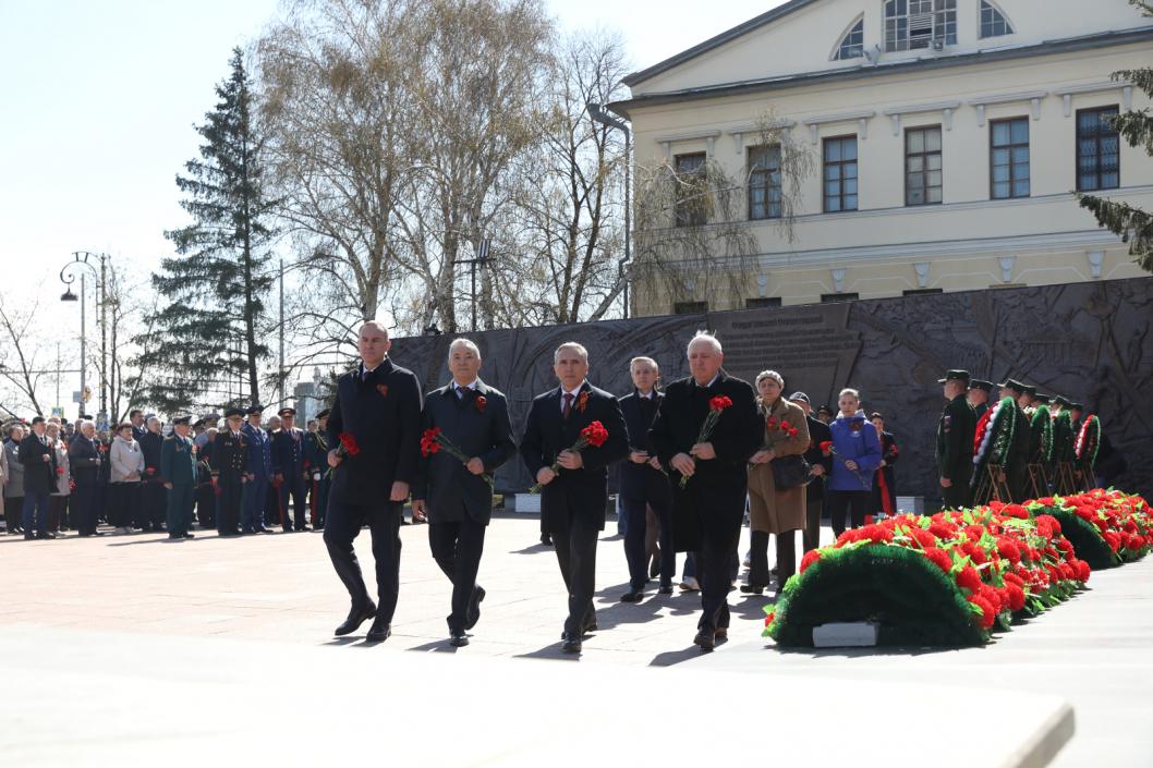 Александр Моор принял участие в торжественной церемонии возложения цветов на мемориалы города в преддверии 9 мая