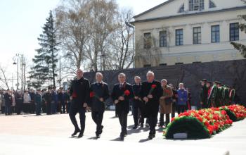 Александр Моор принял участие в торжественной церемонии возложения цветов на мемориалы города в преддверии 9 Мая