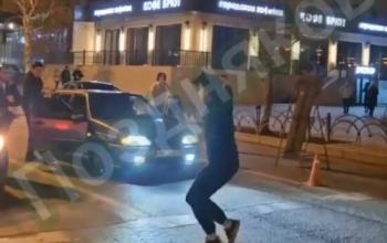 В Тюмени наказали молодых людей, которые танцевали на проезжей части улицы Ленина