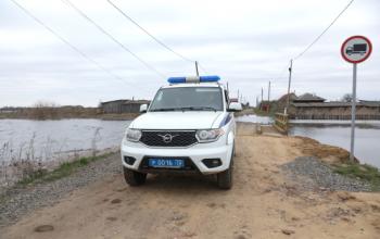 Полицейские обеспечивают безопасность домов эвакуированных жителей Коркино