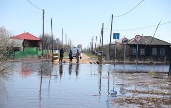 В тюменское село Коркино продолжает прибывать большая вода