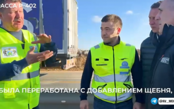 Дорожники укрепляют протекающую дамбу вблизи трассы Тюмень – Омск