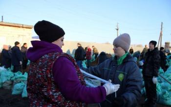 В укреплении дамб в селе Казанском участвовали более 2 000 волонтеров