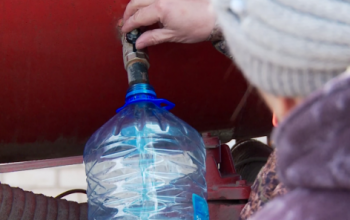 В деревнях Абатского района раздают питьевую воду населению