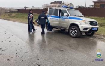 В Тюменской области полицейские эвакуировали семьи с детьми из деревни, окруженной водой