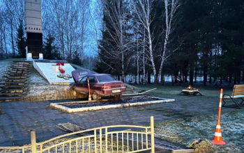 В Тюменской области разыскивают водителя легковушки, который въехал в памятник